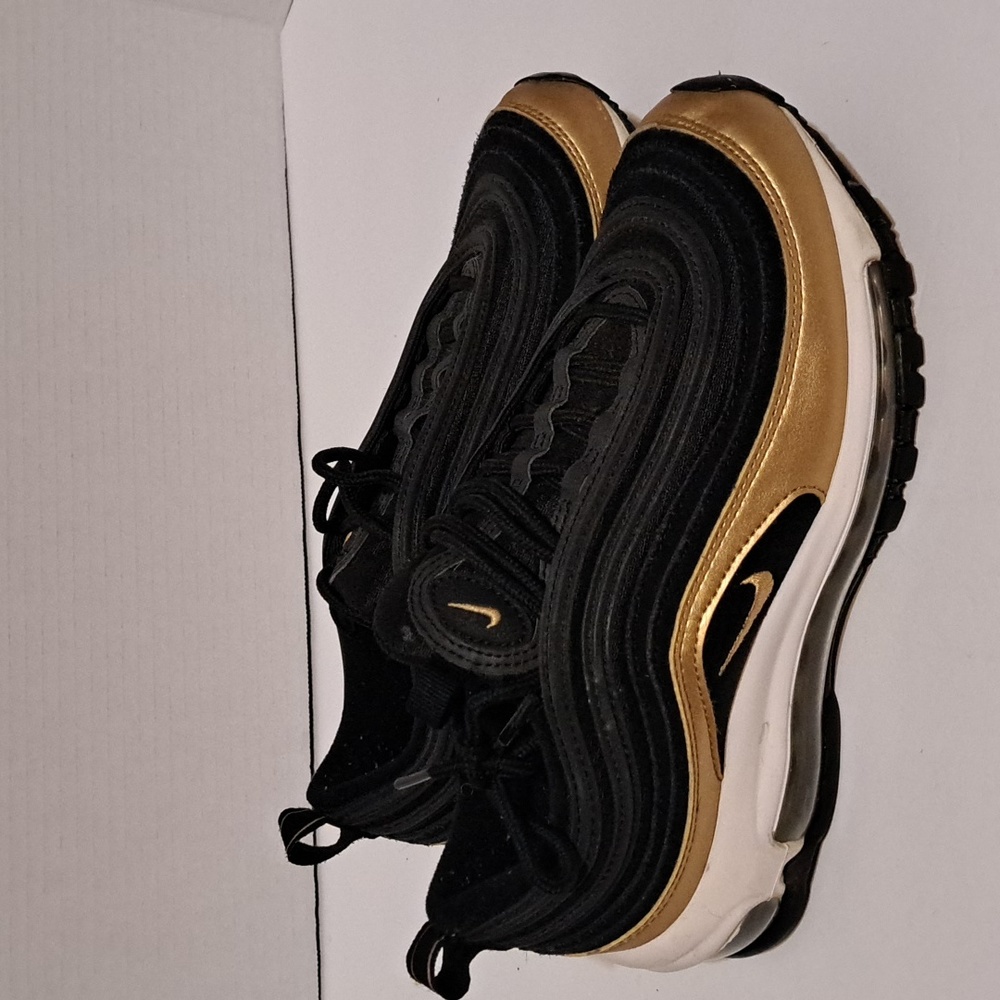 NIKE AIRMAX - BLACK ,GOLD AND WHITE. BOYS
